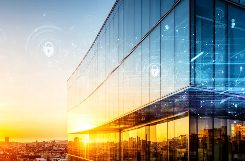 Equipo técnico instalando infraestructura de red en oficinas de Madrid, Sala de servidores con sistemas de monitorización y ciberseguridad activos, Consultor tecnológico asesorando a empresa sobre soluciones IT en Madrid, Centro de operaciones con soporte técnico remoto y presencial, Infraestructura cloud y redes híbridas implementadas en empresa madrileña