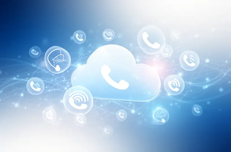 Centralita telefónica moderna instalada en oficina empresarial, Sistema VoIP con teléfonos IP conectados en red corporativa, Comparativa visual entre centralita analógica y digital para empresas, Panel de control de centralita telefónica con extensiones activas, Equipo técnico configurando sistema de comunicación empresarial