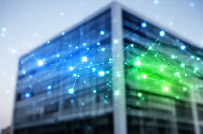 Técnico realizando mantenimiento preventivo en servidor empresarial, Equipo de soporte informático revisando infraestructura de red en oficina, Panel de monitorización de sistemas informáticos en tiempo real, Auditoría tecnológica completa de equipos informáticos empresariales, Implementación de soluciones de seguridad informática en pyme