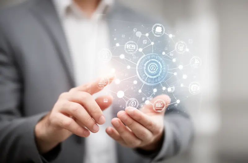 Técnico realizando mantenimiento informático en empresa de Castellón, Infraestructura de red empresarial con equipos Cisco en Castellón, Sistema de backup y seguridad informática para empresas, Auditoría técnica de sistemas informáticos en oficina, Soporte técnico remoto y presencial para empresas en Castellón