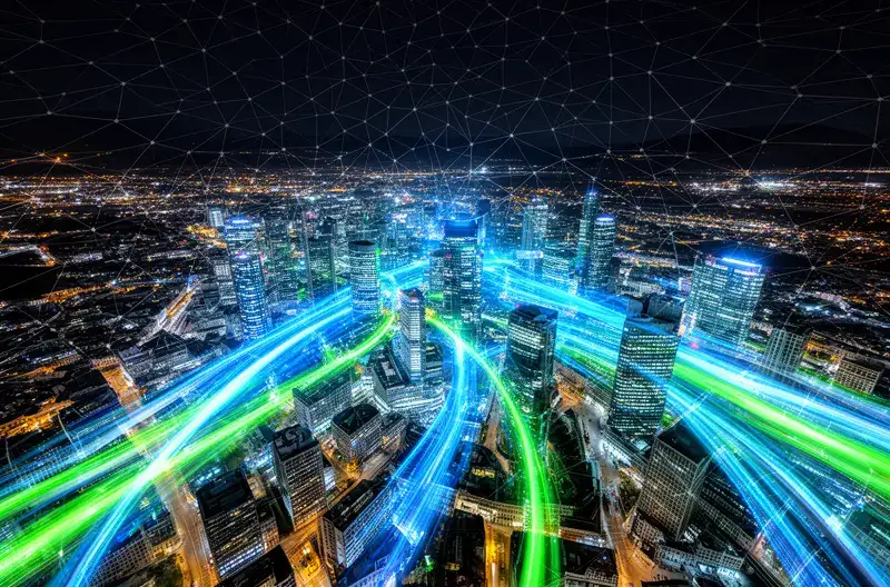 Técnico realizando mantenimiento preventivo en servidor empresarial en Cantabria, Equipo de soporte informático gestionando infraestructura de red en oficina, Centralita telefónica IP moderna instalada en empresa de Cantabria, Sistema de seguridad informática con firewall protegiendo datos empresariales, Monitorización continua de infraestructura IT en centro de operaciones tecnológicas