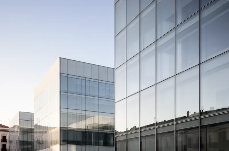 Instalación de centralita telefónica IP en oficina moderna de Madrid, Técnico configurando sistema de telefonía empresarial con múltiples extensiones, Centralita digital con panel de control y gestión de llamadas, Infraestructura de comunicaciones VoIP para empresa en Madrid, Sistema híbrido de telefonía analógica y digital en sala de servidores