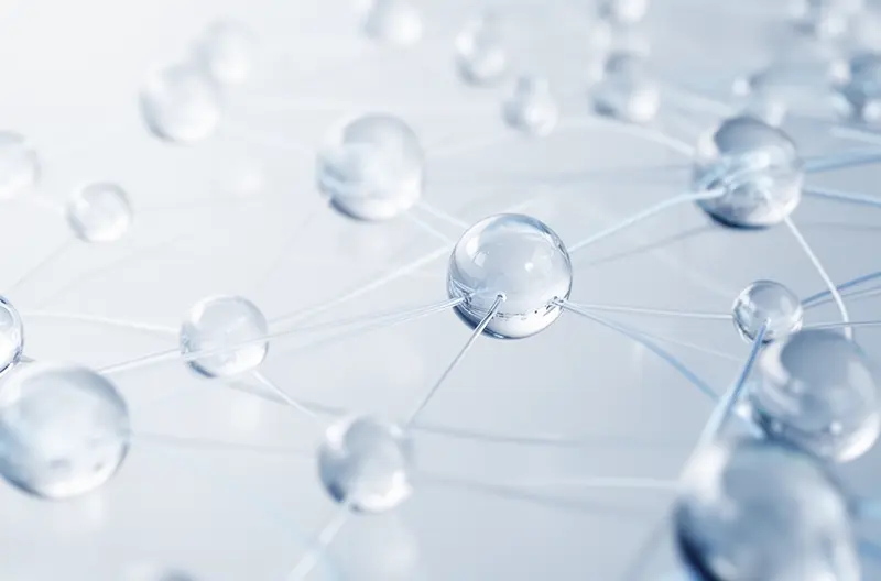 Técnico realizando mantenimiento preventivo en centralita telefónica empresarial, Panel de control de centralita IP con indicadores de estado de líneas, Revisión de cableado y conexiones en sistema de centralita digital, Actualización de firmware en centralita telefónica mediante consola de administración, Equipo de centralita telefónica con módulos de línea y fuente de alimentación