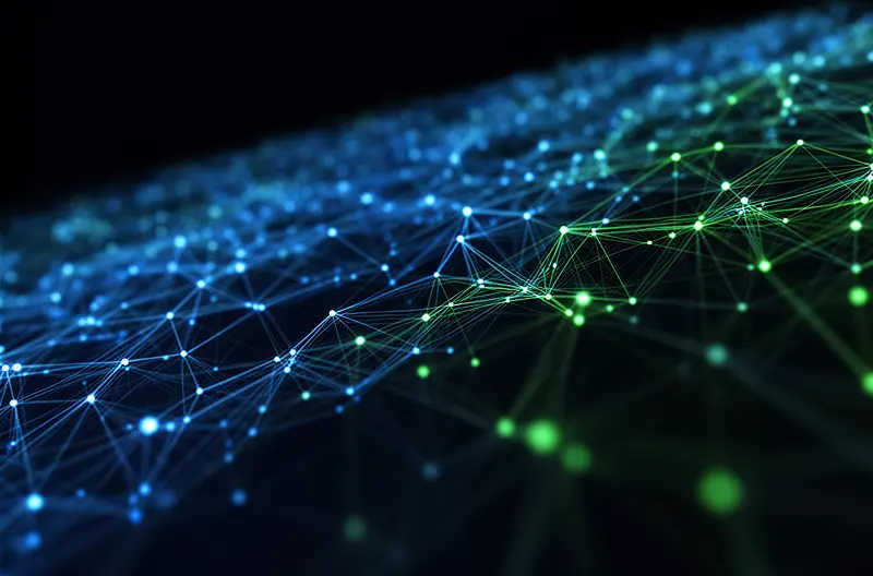 Técnico realizando mantenimiento preventivo en servidor empresarial, Equipo de soporte informático revisando sistemas de seguridad, Panel de monitorización de red en tiempo real, Sala de servidores con sistemas de backup activos, Consultor IT realizando auditoría tecnológica en oficina
