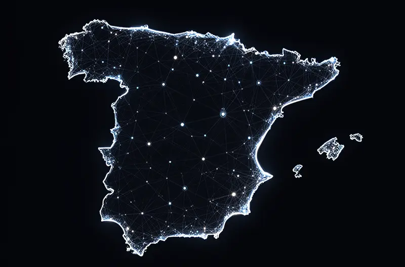 Técnico informático instalando red empresarial en oficina moderna, Equipo de consultores IT analizando infraestructura tecnológica de pyme, Sala de servidores con sistemas de seguridad y backup empresarial, Soporte técnico presencial configurando equipos informáticos en empresa, Dashboard de monitorización de sistemas IT con alertas preventivas