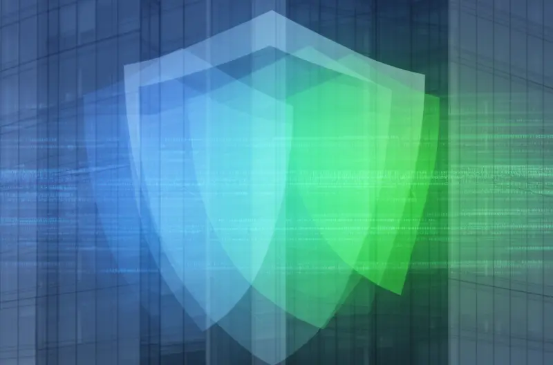 Técnico realizando limpieza interna de ordenador empresarial, Pantalla mostrando proceso de optimización de sistema operativo Windows, Firewall empresarial Fortinet protegiendo red corporativa, Sistema de backup Veeam ejecutando copia de seguridad automática, Ingeniero configurando solución de monitorización remota en datacenter