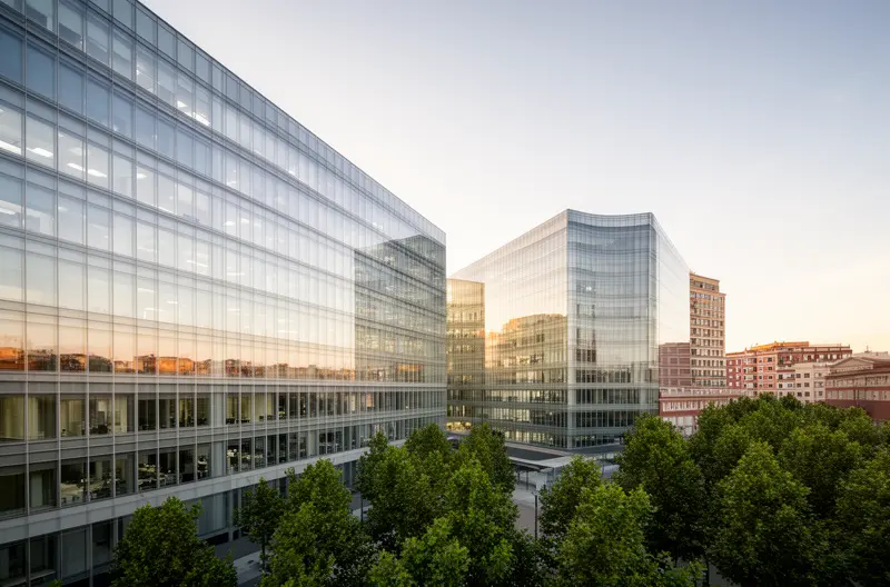 Técnico realizando limpieza interna de ordenador empresarial, Pantalla mostrando proceso de optimización de sistema operativo Windows, Firewall empresarial Fortinet protegiendo red corporativa, Sistema de backup Veeam ejecutando copia de seguridad automática, Ingeniero configurando solución de monitorización remota en datacenter