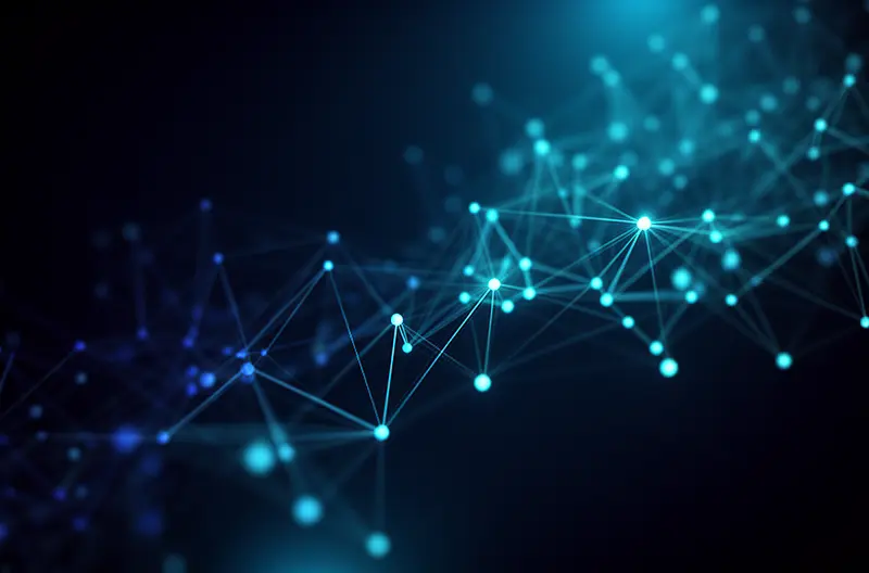 Técnico especializado realizando mantenimiento preventivo en servidor empresarial, Equipo de soporte IT monitorizando infraestructura tecnológica en centro de operaciones, Profesional configurando firewall de seguridad para protección empresarial, Ingeniero IT realizando diagnóstico remoto de sistemas corporativos, Sala de servidores empresariales con sistemas de monitorización activa