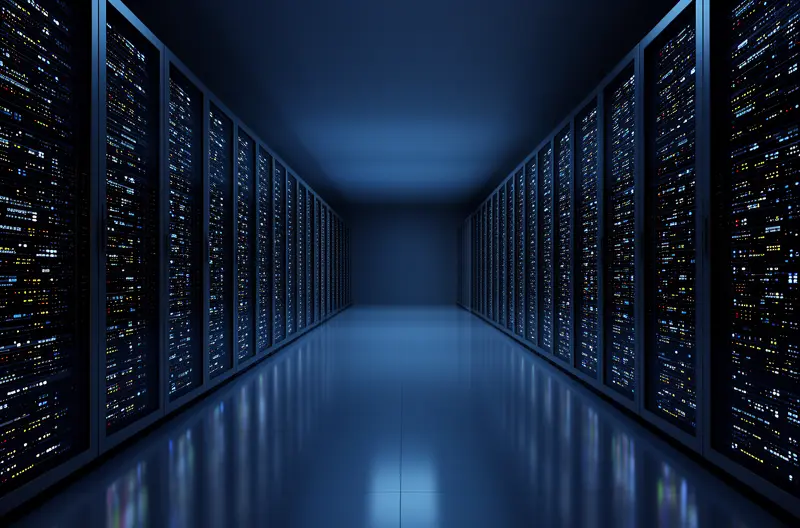 Equipo técnico gestionando incidencias informáticas en centro de operaciones, Sistema automatizado de detección y clasificación de incidencias IT, Técnico resolviendo incidencia informática en servidor empresarial, Dashboard de monitorización y gestión de incidencias tecnológicas, Coordinación remota y presencial para resolución de incidencias IT