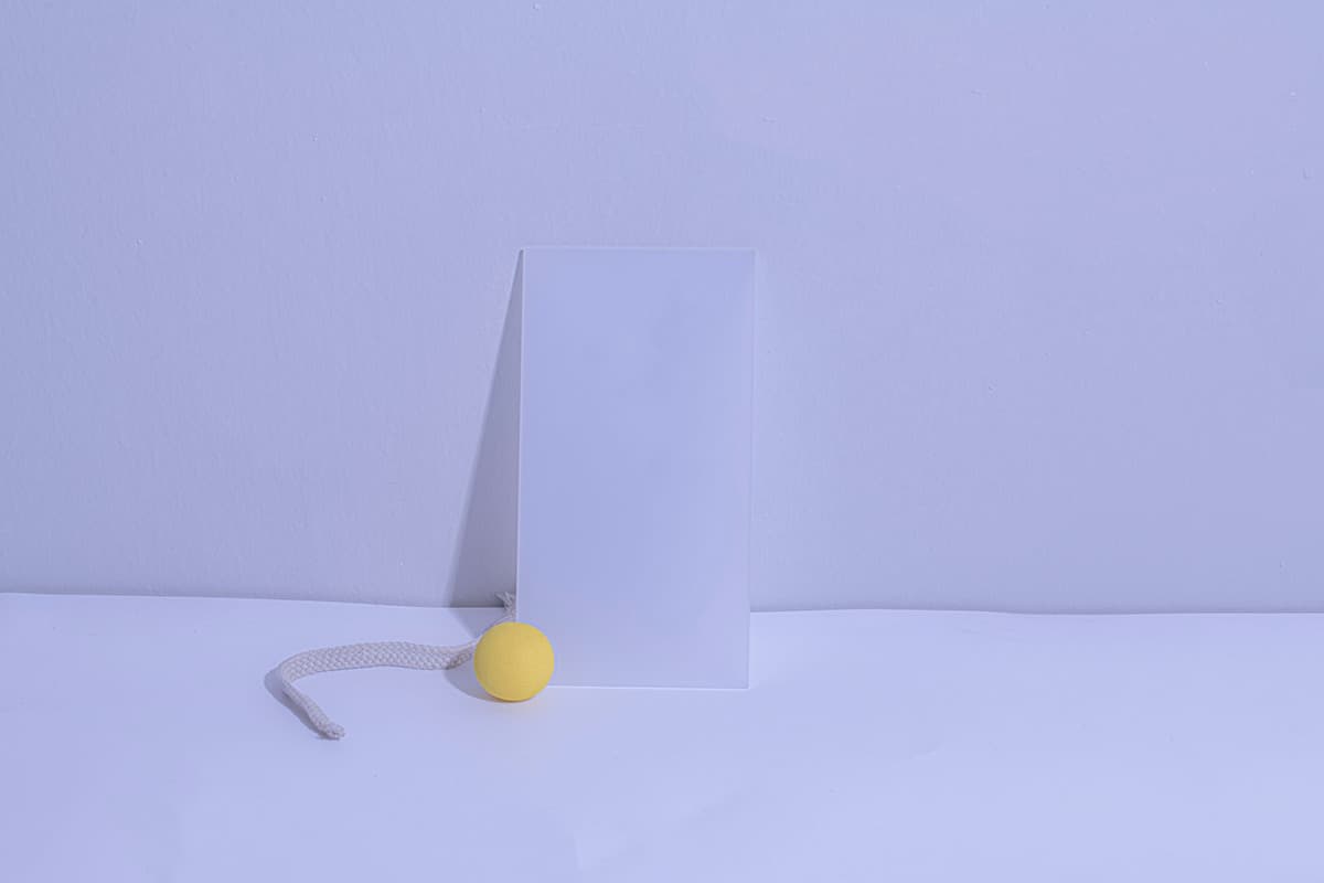 Instalación profesional de cableado estructurado en rack de telecomunicaciones, Técnico certificando enlaces de fibra óptica con equipo de medición especializado, Panel de parcheo organizado con etiquetado claro en armario rack empresarial, Cableado estructurado categoría 6A instalado en canaleta certificada contra incendios, Documentación técnica oficial de certificación de cableado estructurado con informes detallados