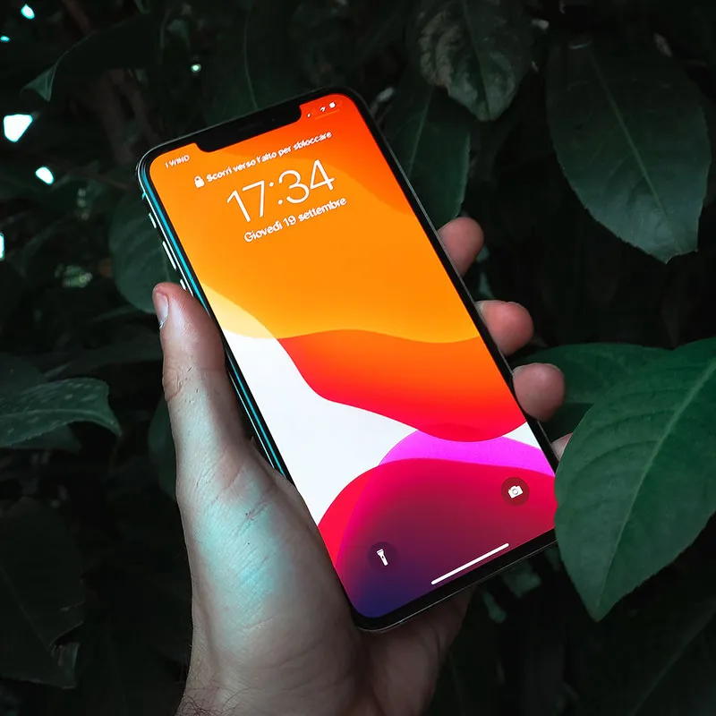 Instalación profesional de cableado estructurado en rack de telecomunicaciones, Técnico certificando enlaces de fibra óptica con equipo de medición especializado, Panel de parcheo organizado con etiquetado claro en armario rack empresarial, Cableado estructurado categoría 6A instalado en canaleta certificada contra incendios, Documentación técnica oficial de certificación de cableado estructurado con informes detallados