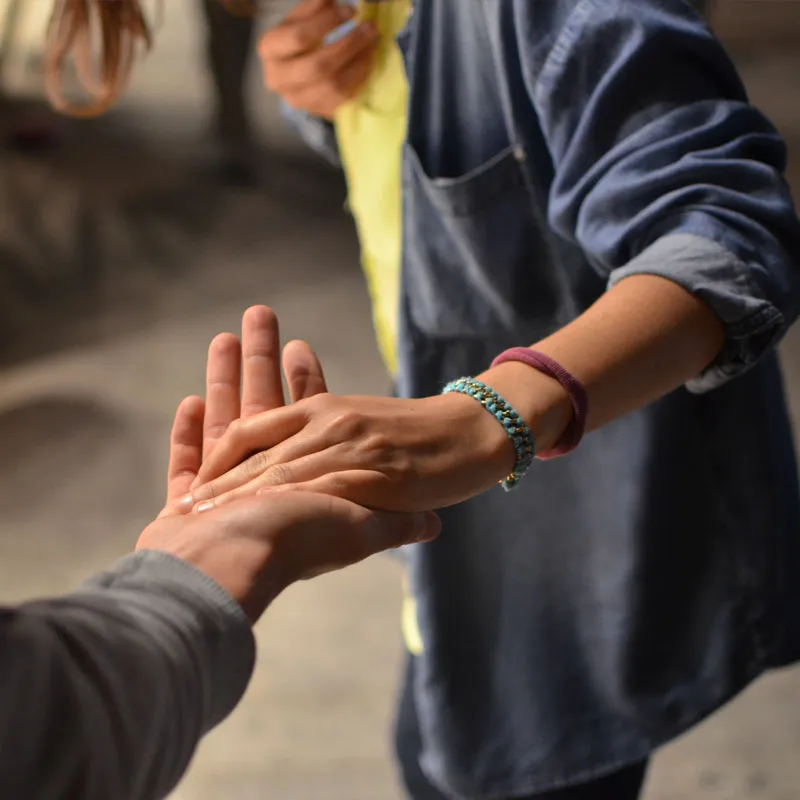 Instalación profesional de cableado estructurado en rack de telecomunicaciones, Técnico certificando enlaces de fibra óptica con equipo de medición especializado, Panel de parcheo organizado con etiquetado claro en armario rack empresarial, Cableado estructurado categoría 6A instalado en canaleta certificada contra incendios, Documentación técnica oficial de certificación de cableado estructurado con informes detallados